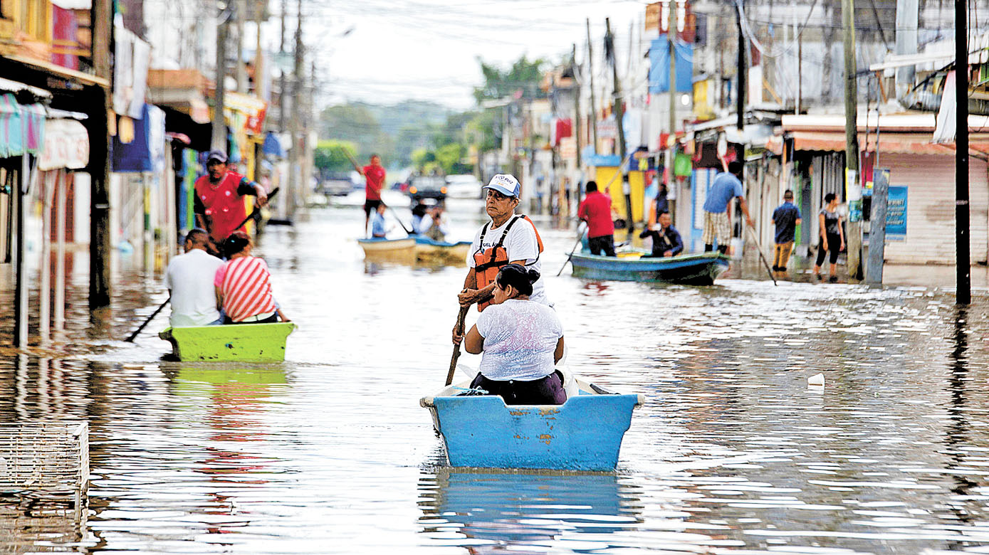 Los habitantes de Minatitlán utilizaron lanchas para alejarse de las zonas inundadas. (Miguel Hernández/EFE)