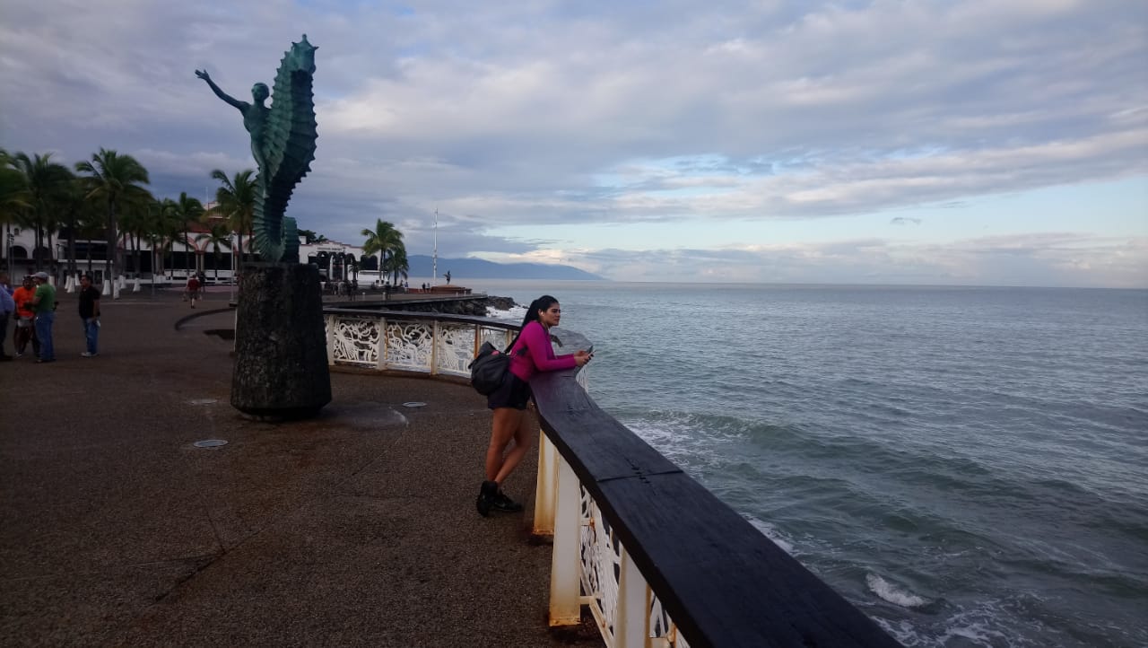 Malecón de Puerto Vallarta luce con algunos paseantes y trabajadores de negocios (Víctor Hugo Ornelas).
