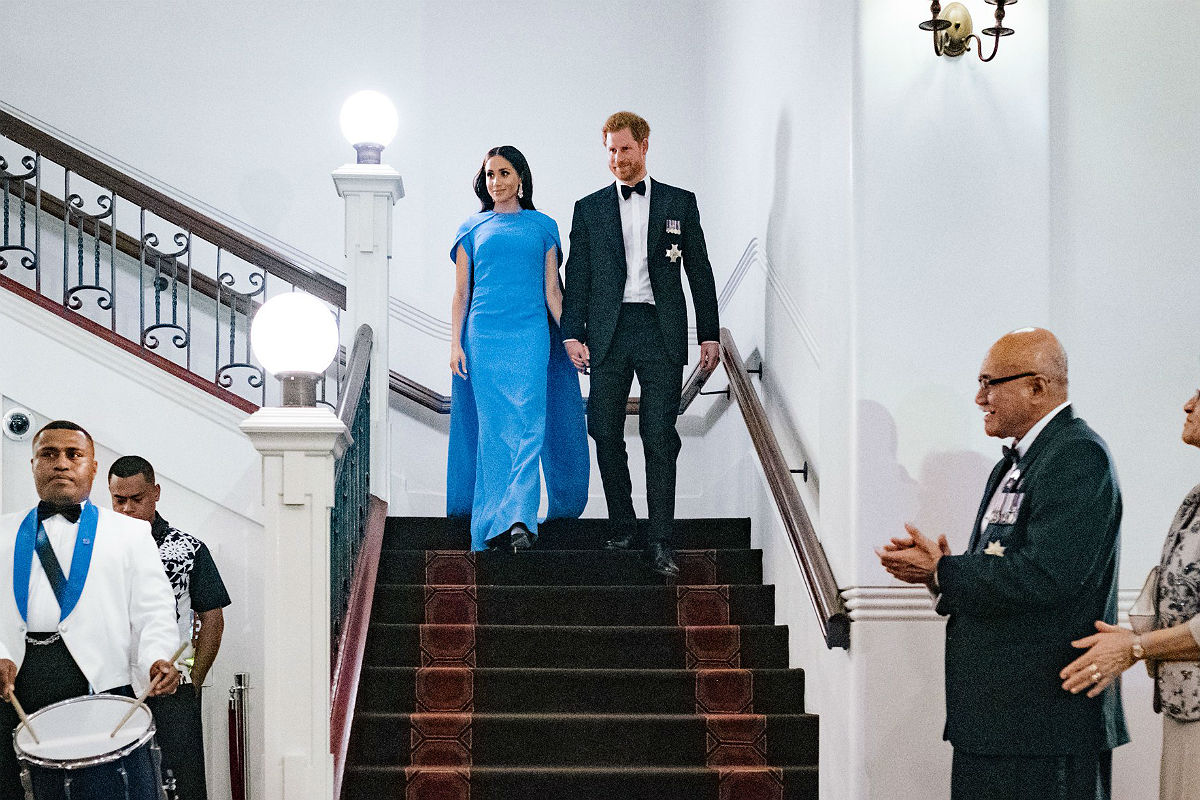 Meghan Markle y el príncipe Harry durante la recepción en su honor en las Islas Fiji. (Twitter @KensingtonPalace)