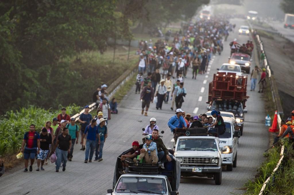 Algunos desde temprano, subieron a camionetas de carga para llegar a Pijijiapan. AFP