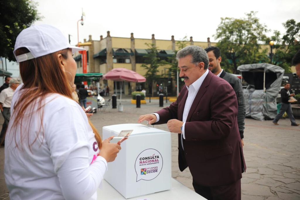 Carlos Lomelí votó en plaza de las Américas en Zapopan (Cortesía)