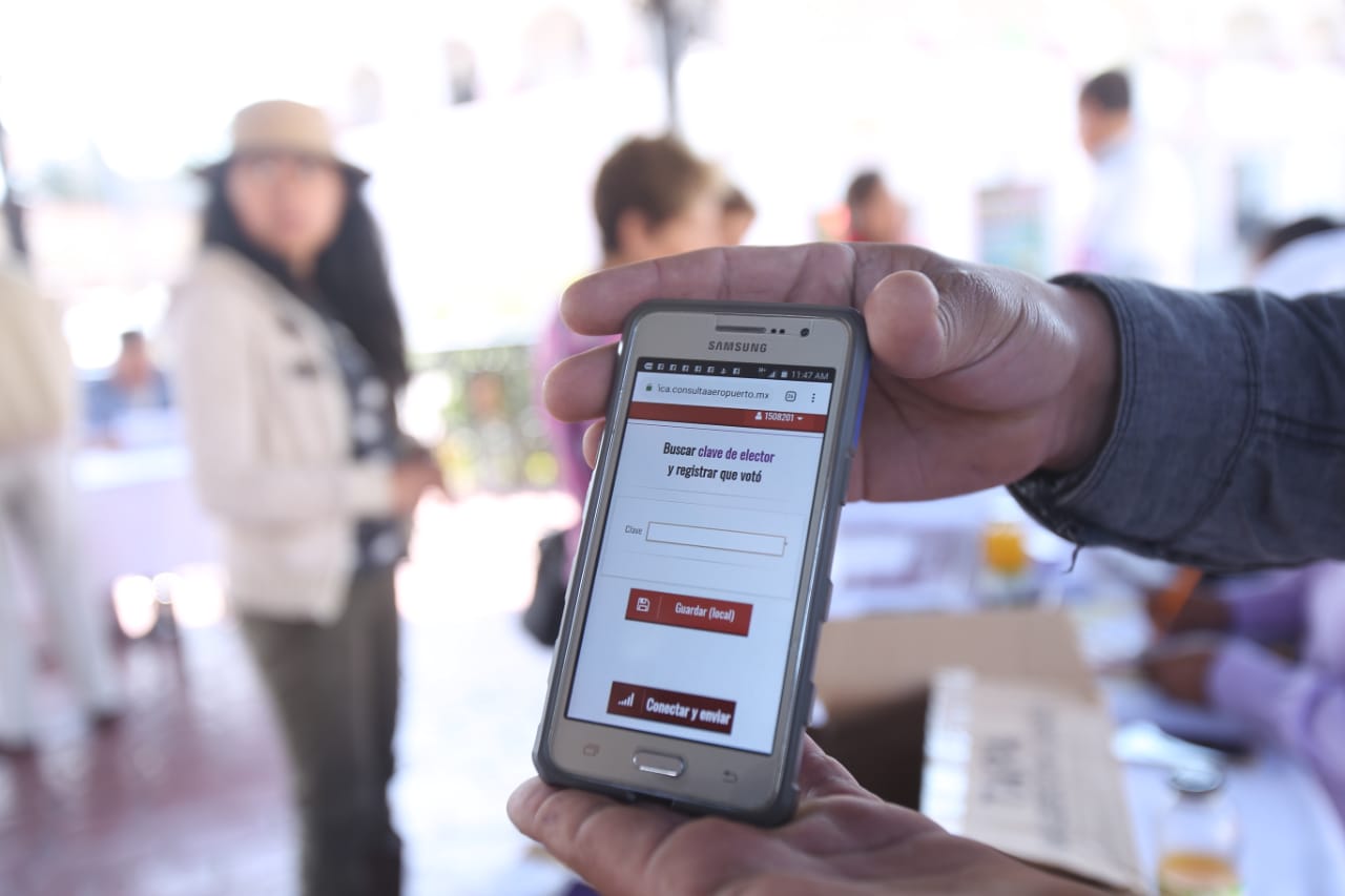 Equipo de Morena reconoció fallas en app para consulta sobre NAIM. | Nelly Salas