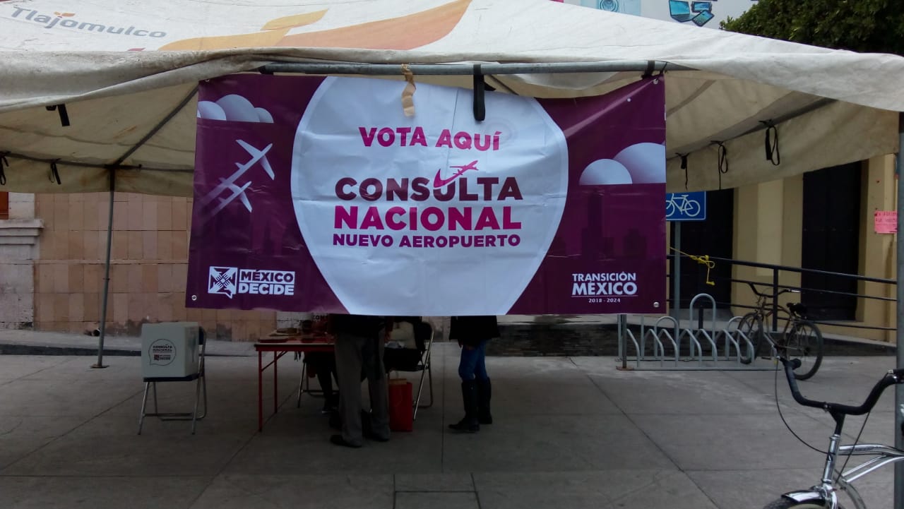 Instalan módulos de la encuesta ciudadana sobre el nuevo aeropuerto.