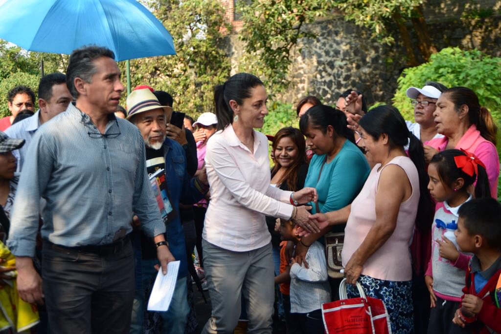 La jefa de Gobierno durante su gira de agradecimiento por Coyoacán. (Twitter: @Claudiashein)