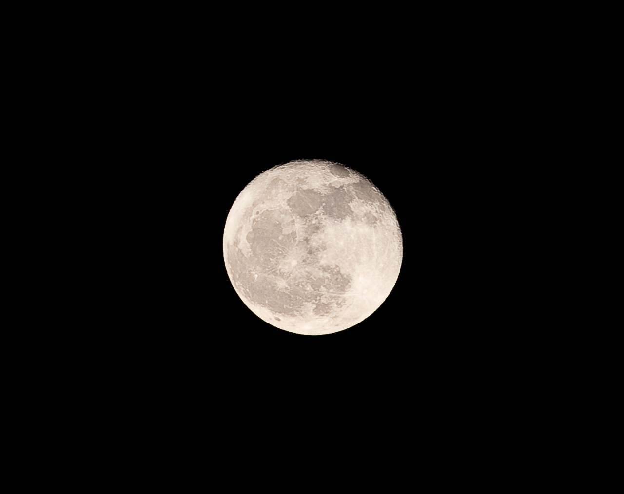 La luna se ve en el cielo de la Ciudad de México. Jorge Carballo