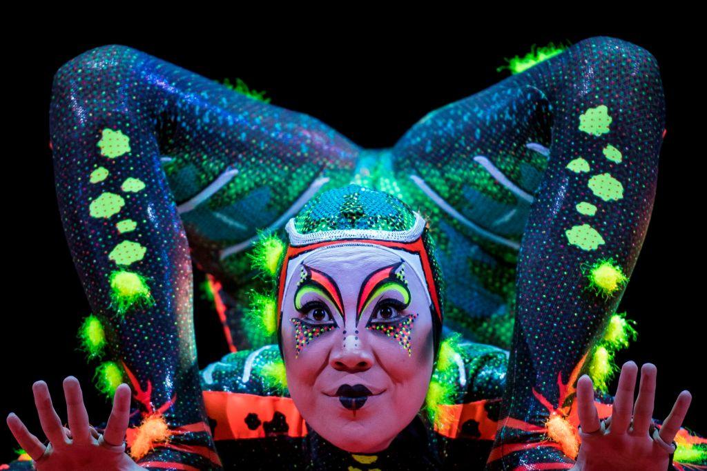 París - Un miembro de 'Le Cirque du Soleil' se presenta durante el espectáculo "Totem". AFP / Lionel BONAVENTURE