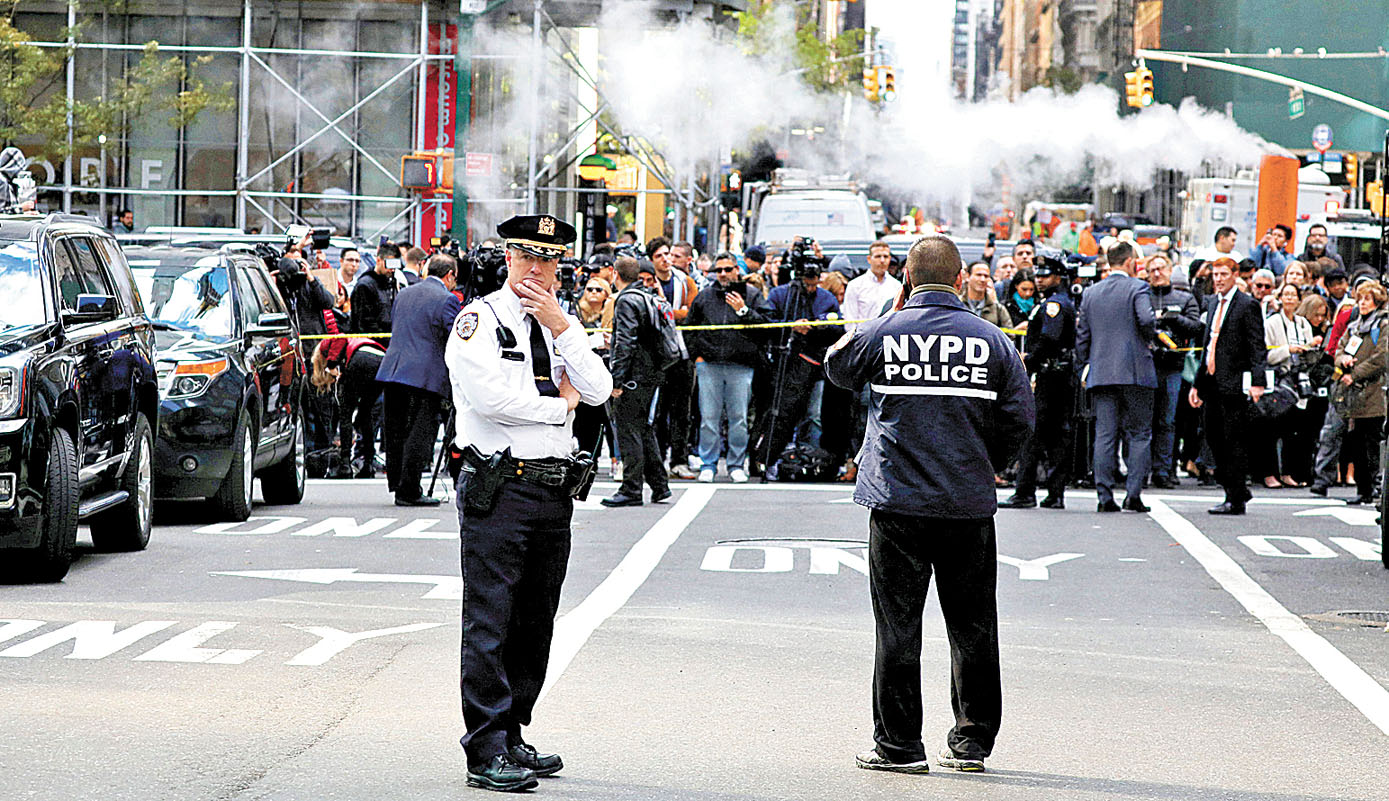 Policías acordonan el edificio de Time Warner Center, sede del canal de noticias en la ciudad de Nueva York. (Kevin Coombs/Reuters)