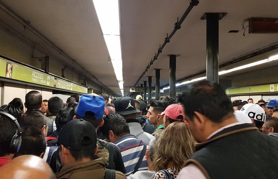 Los usuarios reportaron que hay estaciones saturadas en la Línea 3 del Metro. (Twitter ‏   @Capitan_Mostaza)
