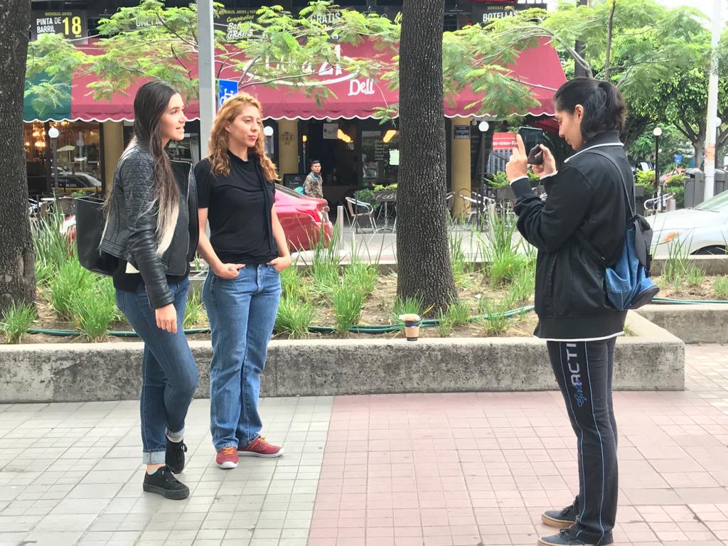 En avenida Chapultepec dos jóvenes grabaron una invitación a la población a participar en la Consulta (Elsa Martha Gutiérrez)