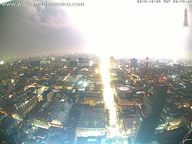 Una cámara instalada en la Torre Latinoamericana captó un relámpago durante la tormenta de esta noche. (@Miralto)