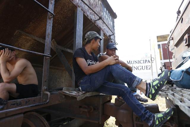 Caravana migrante llega a Arriaga/Héctor Téllez.