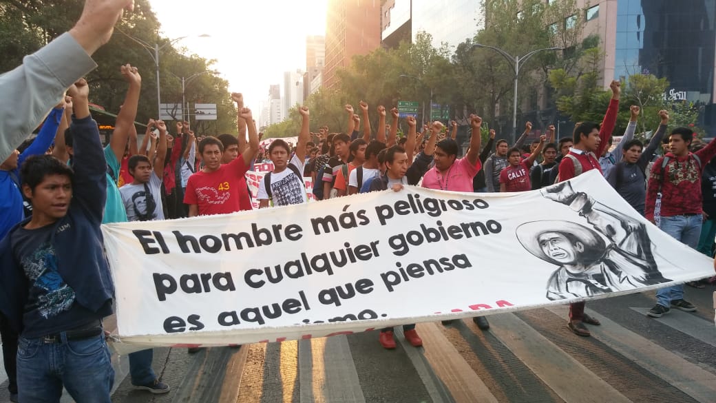 Marchan padres de los 43 normalistas a 49 meses de la desaparición de sus hijos. (Jorge Becerril)