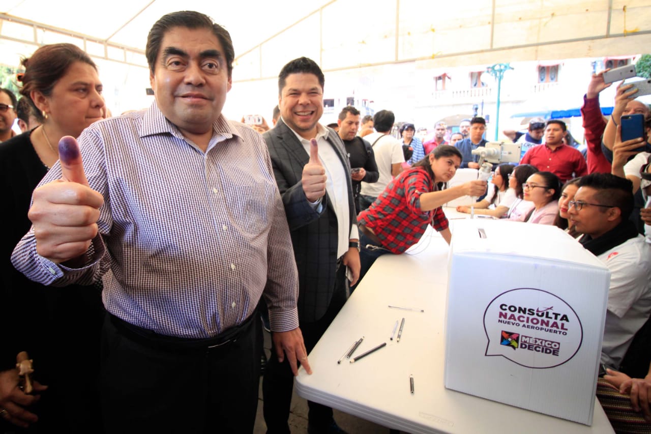 Miguel Barbosa Huerta, ex candidato a la gubernatura de Puebla, votó en la Consulta Nacional sobre el NAIM (Miguel Romero)