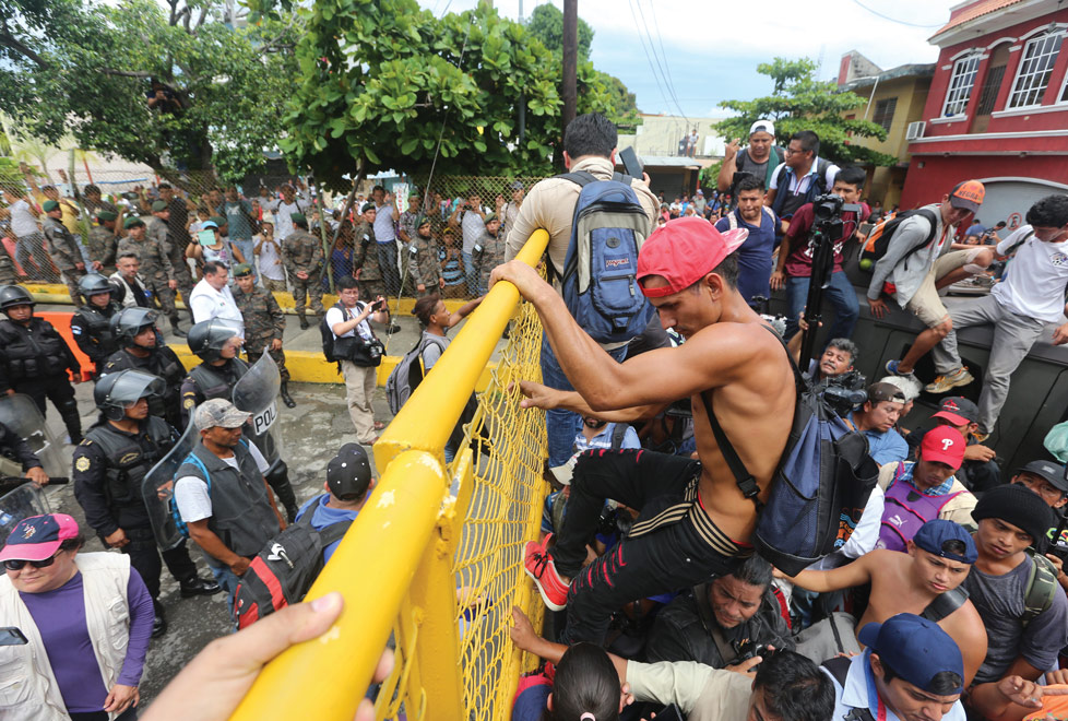 Miles de migrantes centroamericanos saltan las rejas para cruzar la frontera entre México y Guatemala (Jorge Carballo).