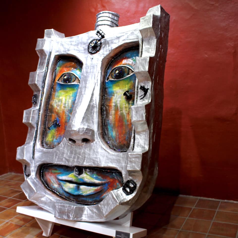 Para la ocasión, Palacios elaboró máscaras hechas en arcilla a las que agregó de cadenas. (Especial)