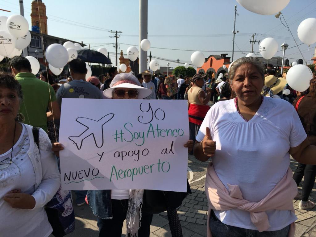 Los pobladores marchan encabezados por el alcalde de atenco,  Andrés Ruiz Méndez. (Especial)