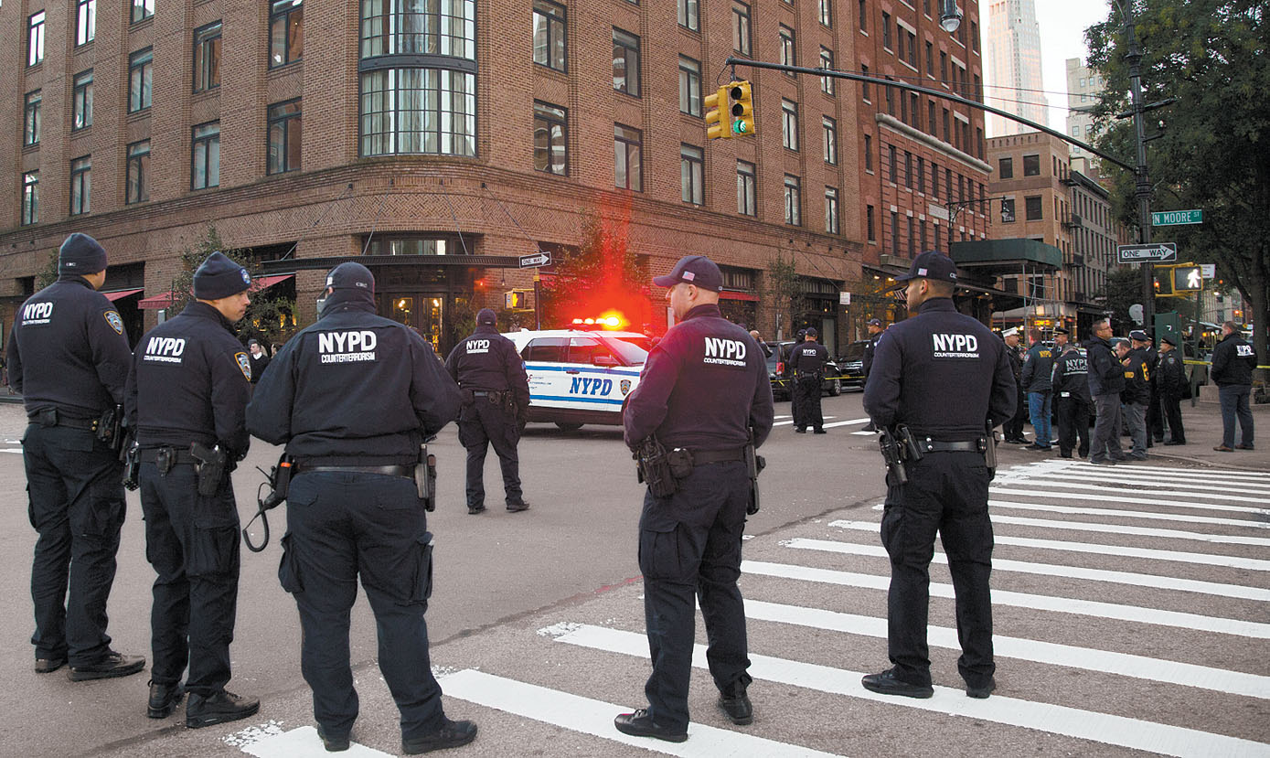 Policías de Nueva York vigilan una propiedad del actor, protagonista de "El padrino" y crítico de Trump. (Mark Lenninhan/AP)