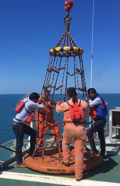 El representante de Oro Negro abordó la canastilla acompañado por varios tripulantes de la plataforma Decus. (Foto: captura de pantalla)