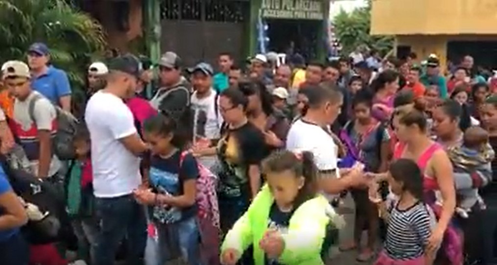 En el video se escucha a un hombre decir que pasen primero mujeres y niños. (Especial)
