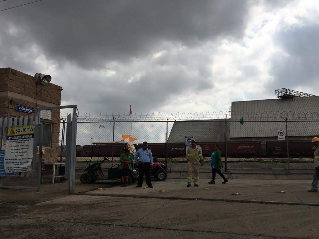 El joven de 22 años resbaló y cayó al silo. (Especial)