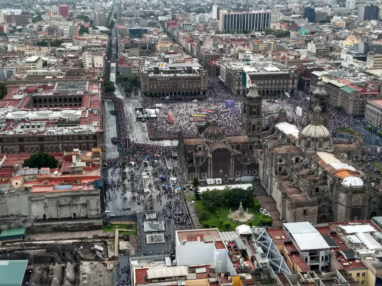 Miles de personas se reúnen en el Zócalo para ver el desfile.