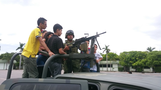 El paseo dominical permite a ciudadanos conocer las actividades y disciplina con el que se manejan militares (Noel Vergara)