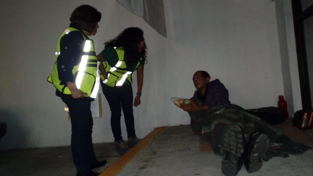 Servidores públicos de Guadalajara ofrecieron a personas que dormían en la calle pasar a un albergue (Cortesía)