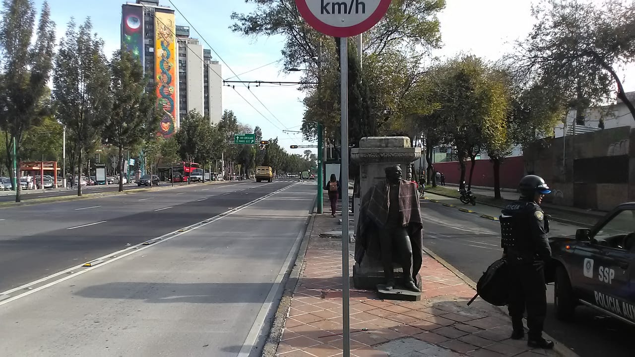 Los agentes vieron al hombre cuando cargaba sobre un diablo la estatua de bronce.