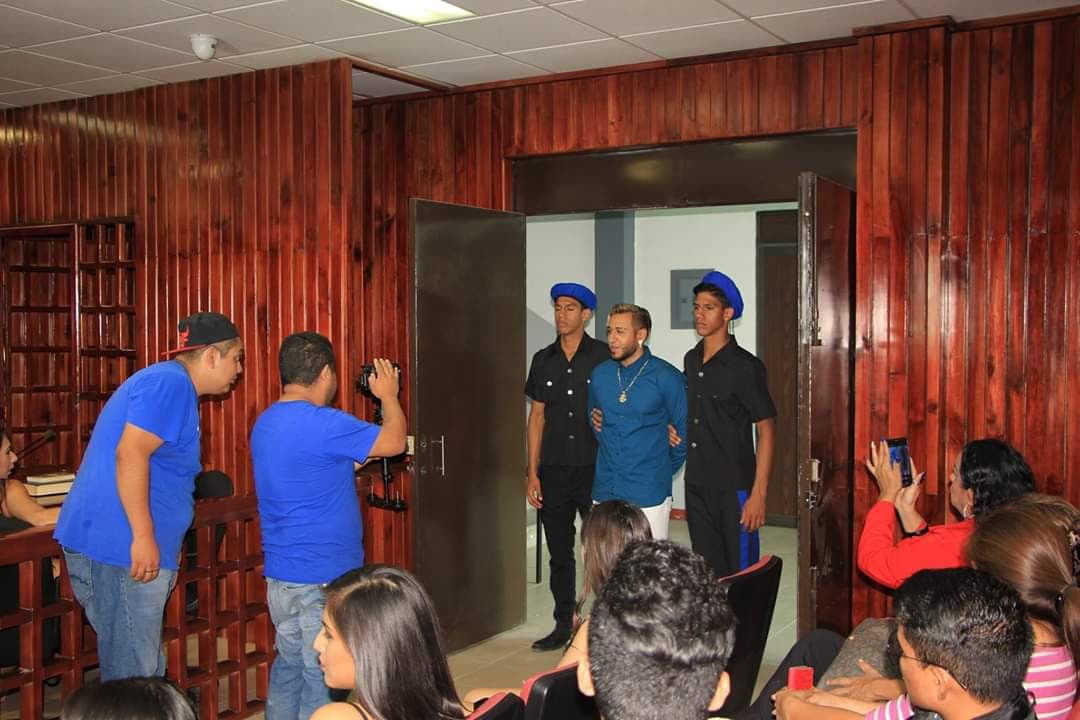 El cantante indicó en su Facebbok que contó con el permiso del director del plantel, Tonatiuh Méndez Astudillo. (Rogelio Agustín)