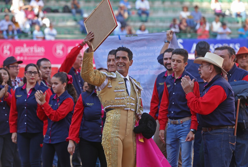 Garibay terminó la faena con una estocada certera. (Fernando Carranza)