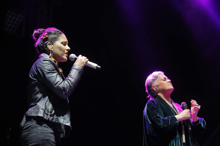 Haydée Milanés y Eugenia de León cautivaron a los laguneros. (Saúl González)