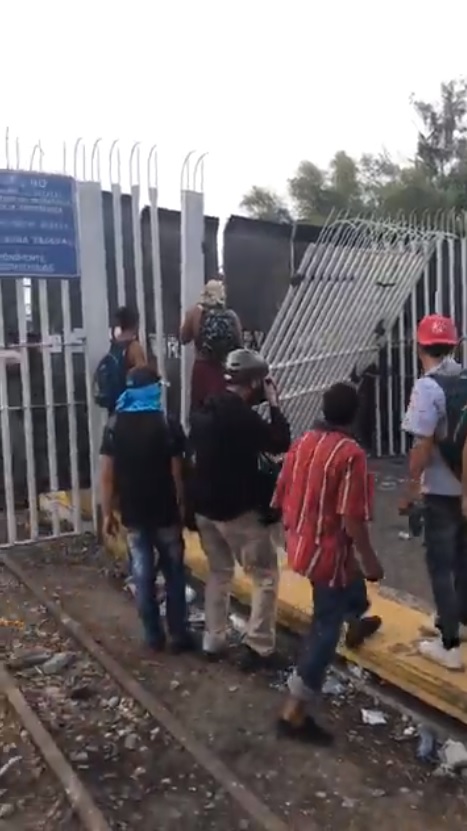 Los migrantes piden que se les de el paso libre p0or México (Especial)