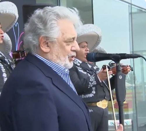 Plácido Domingo canta el "cielito lindo" en GP de México (Especial)