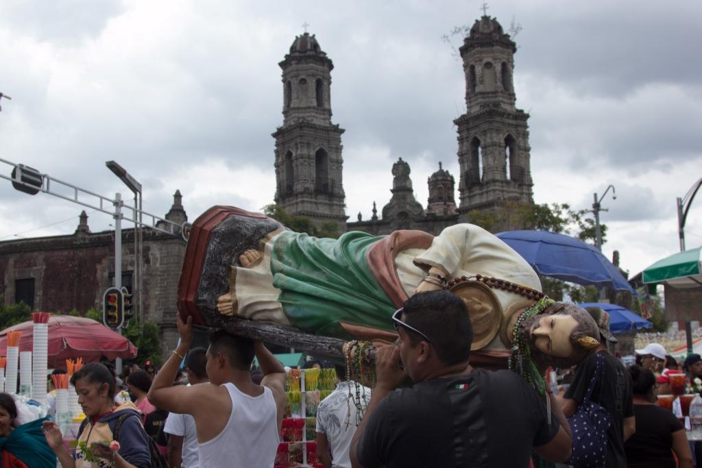 Al templo de San Hipólito, en la colonia Guerrero, llegan los fieles para venerar al patrono de las causas difíciles o imposibles. (Cuartoscuro)