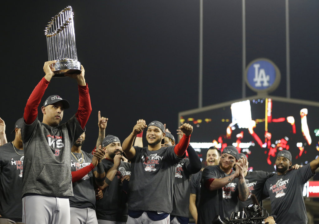 Alex Cora lideró a los Medias Rojas de Boston al título (AP)