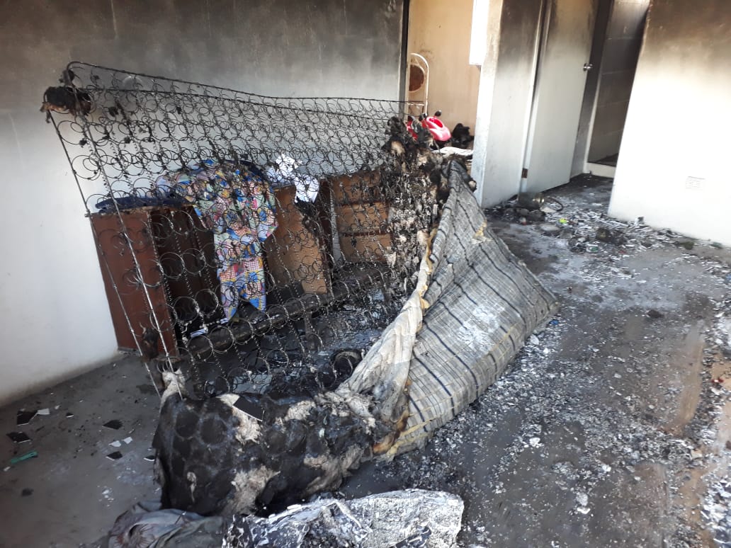 Un cortocircuito fue la causa del incendio que se propagó rápidamente. (Especial)