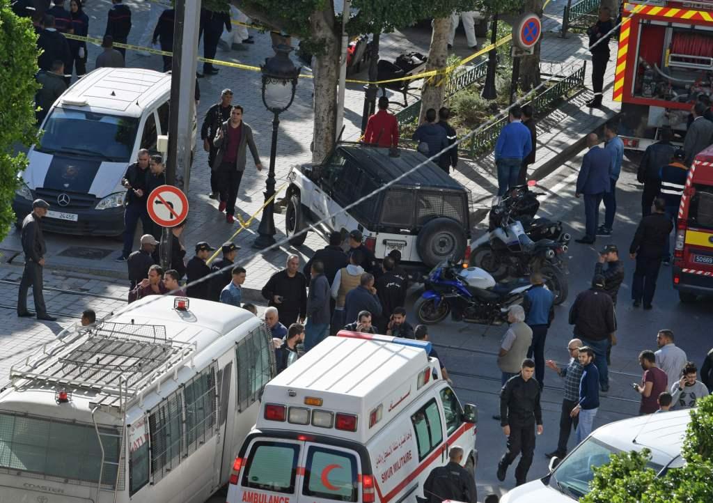 Los equipos de emergencia atienden la situación frente a un teatro en Túnez (AFP)
