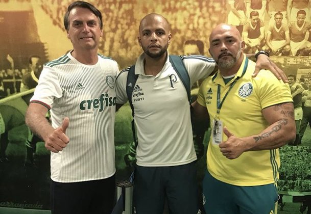 Jair Bolsonaro posando con la camiseta del Palmeiras (Especial)