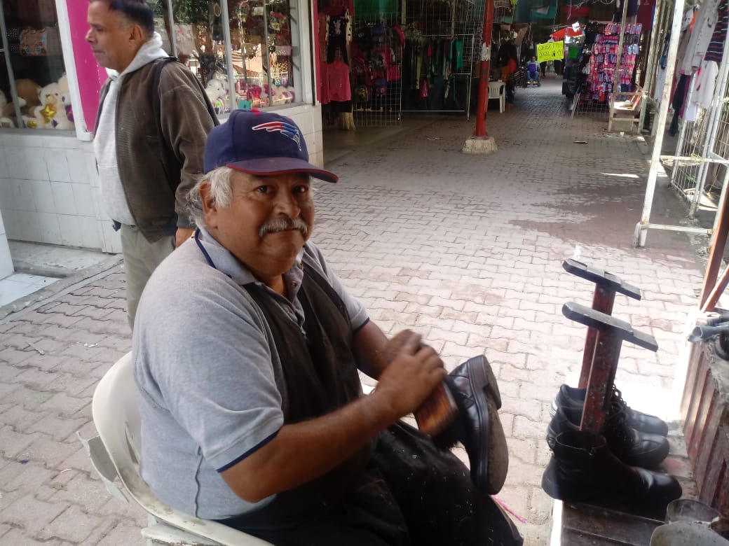 José Luis diario bolea 10 pares de zapatos o botas y cobra 20 pesos por su trabajo. (Sergio Guajardo)