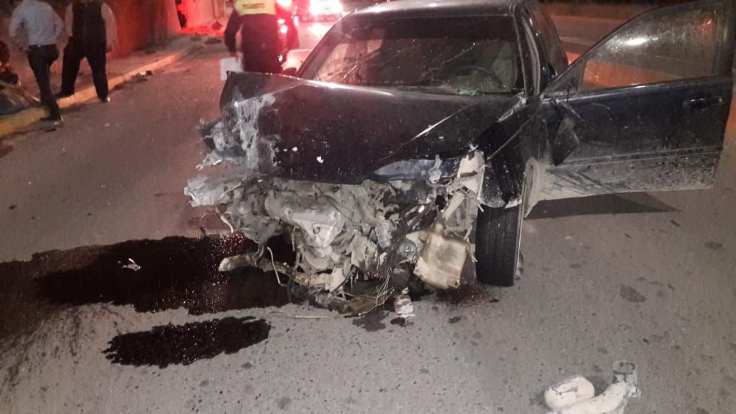 El joven manejaba a exceso de velocidad y chocó contra un poste, luego con la barda. (Especial)