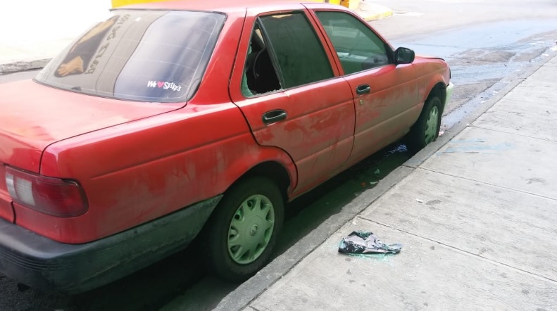 Esta mañana los cristales de varios autos estacionados en la avenida San Ángel, amanecieron rotos y saqueados. (Especial)