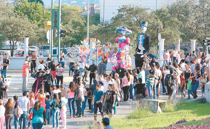 Dos mojigangas encabezaron el contingente que partió desde el Museo Metropolitano hasta la Explanada Santa Lucía.