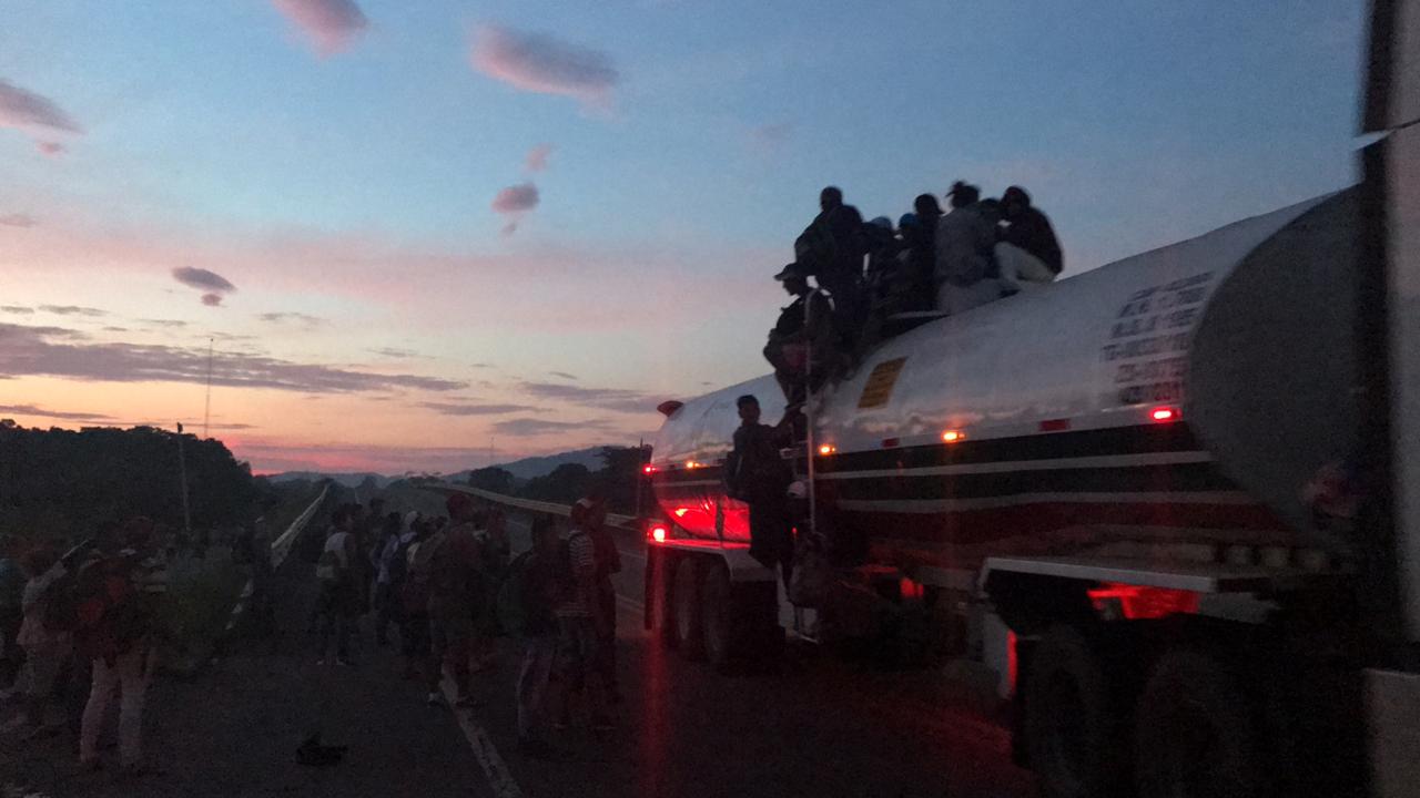 Algunos pobladores les ofrecen comida, agua y hasta transporte en pipas y tráileres. | José Antonio Belmont
