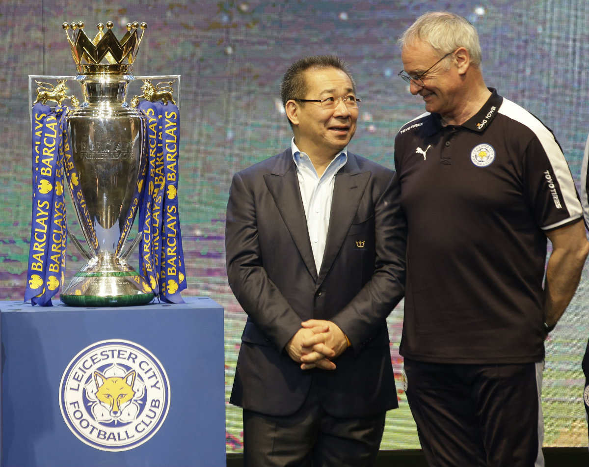 El presidente del Leicester City junto a Claudio Ranieri (AP)