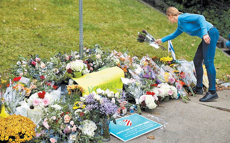 Rinden memorial para los fallecidos en la congregación judía. (Foto: Matt Rourke/AP)