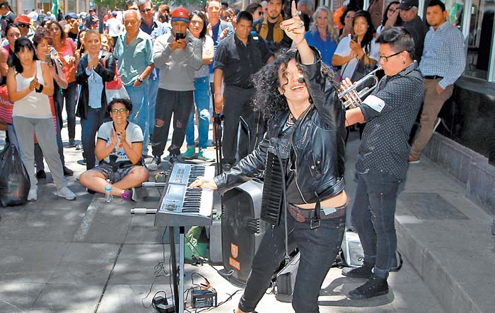 Sin temores, la cantante y sus músicos hicieron su presentación.