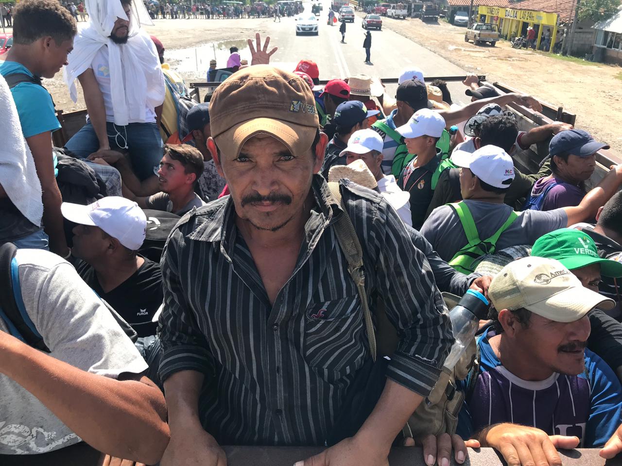 Más de 20 vehículos de la alcaldía transporta a los migrantes. | José Antonio Belmont