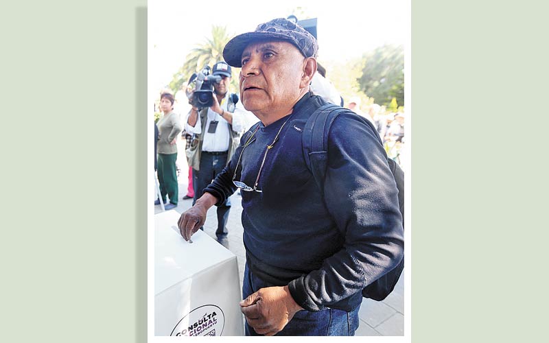 El activista Ignacio del Valle al momento de emitir su voto. (Foto: Nelly Salas)