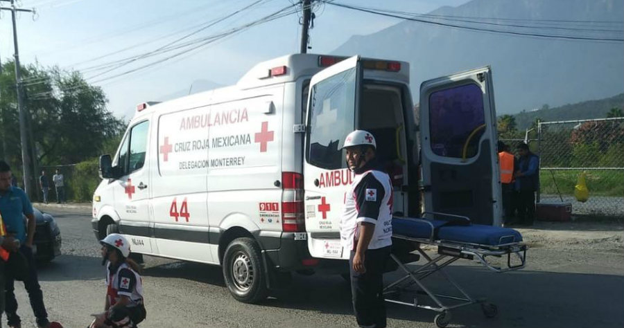 Al lugar acudieron paramédicos de la Cruz Roja para atender al joven. (Foto: Especial)