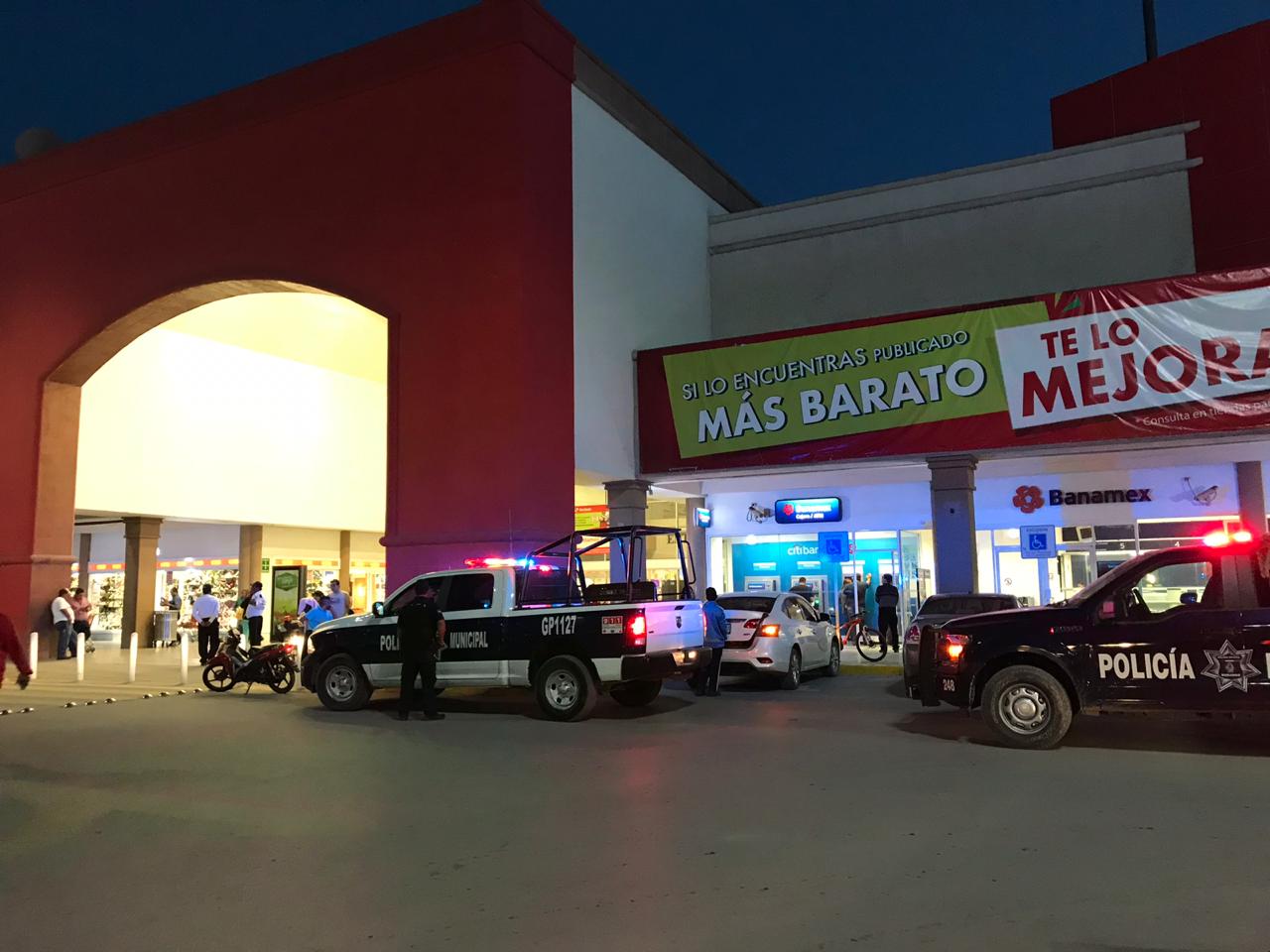 El asaltante armado encerró al trabajador del local en una joyería. (Especial)
